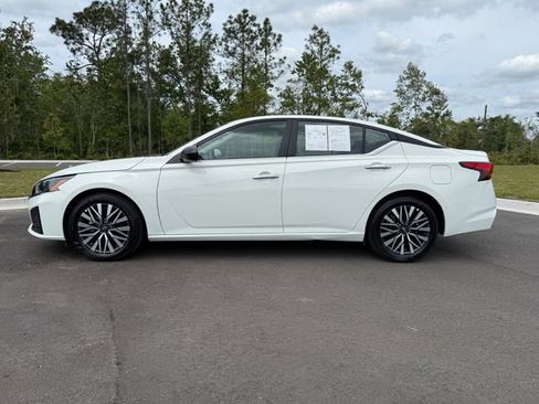Used 2025 Nissan Altima 2.5 SV FWD image 2