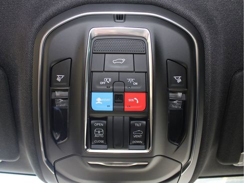 New 2025 Jeep Grand Cherokee Altitude image 22