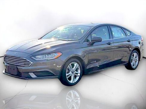 Used 2018 Ford Fusion S image 2
