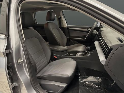 Used 2025 Volkswagen Jetta SE w/ Sunroof Package image 29