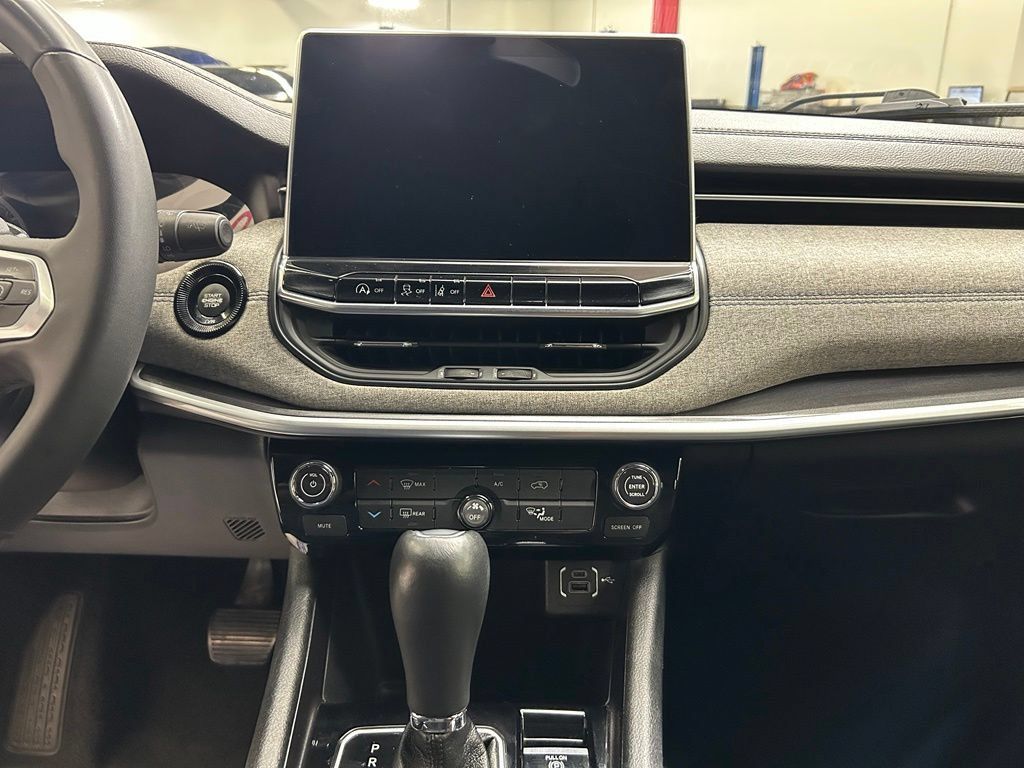 Used 2024 Jeep Compass Latitude AWD/4WD image 24