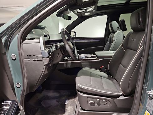 Certified 2025 Cadillac Escalade Premium Luxury image 18