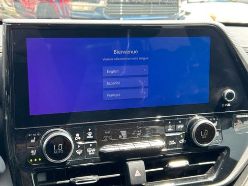 Used 2024 Toyota Highlander Platinum FWD image 37