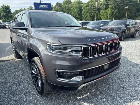 Used 2024 Jeep Wagoneer L Series III w/ Premium Group I AWD/4WD image 2