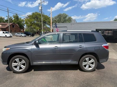 Used 2012 Toyota Highlander Limited w/ Tow Pkg AWD/4WD image 4