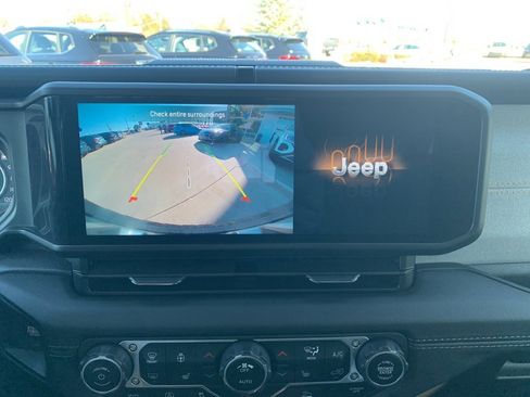 Used 2024 Jeep Wrangler Sahara image 21