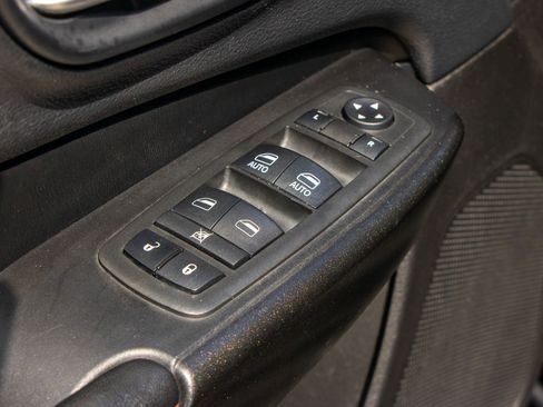 Used 2019 Jeep Cherokee Trailhawk image 23