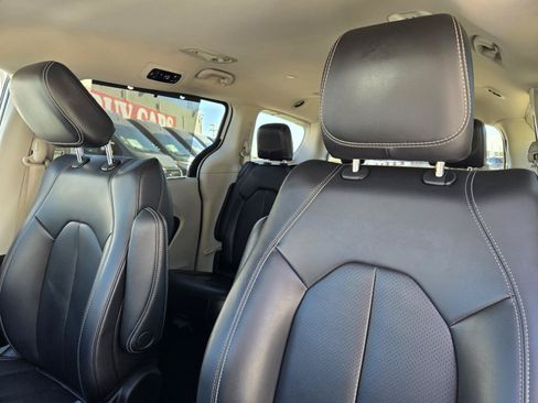 Used 2023 Chrysler Pacifica Touring-L FWD image 23
