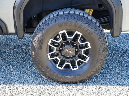 Used 2024 GMC Sierra 2500 AT4X AWD/4WD image 10