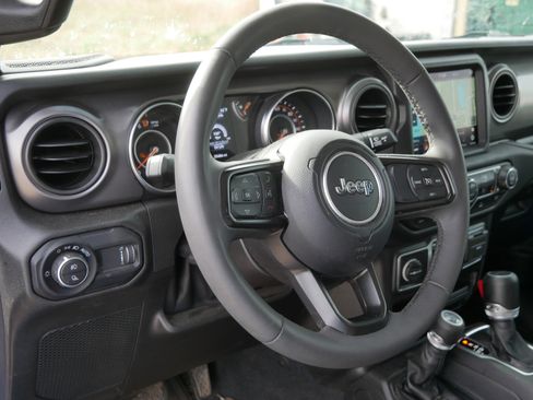 Certified 2023 Jeep Gladiator Sport image 19