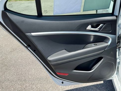 Used 2025 Genesis G70 2.5T image 18