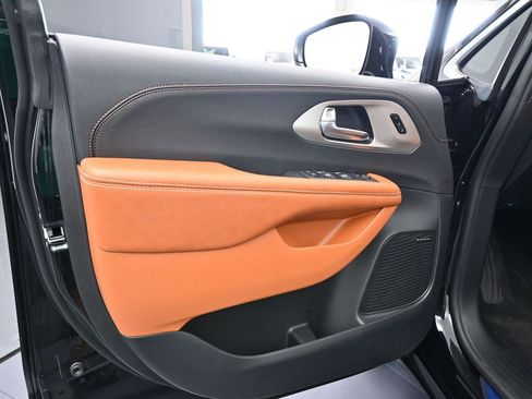 New 2026 Chrysler Pacifica Pinnacle image 16