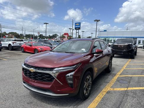 Used 2025 Chevrolet Trax LT FWD image 4