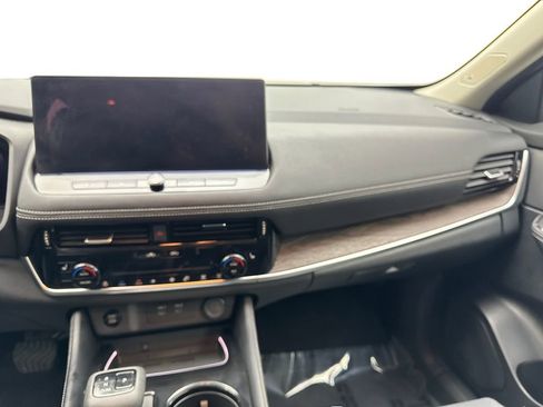 Used 2025 Nissan Rogue Platinum w/ Tech Package image 41