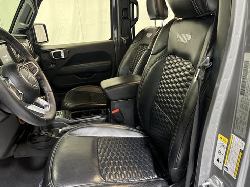 Used 2019 Jeep Wrangler Unlimited Sahara AWD/4WD image 17