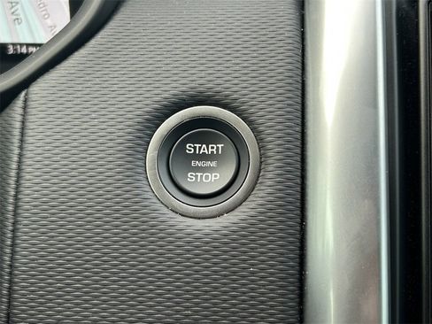 Used 2024 Land Rover Discovery Dynamic SE image 38