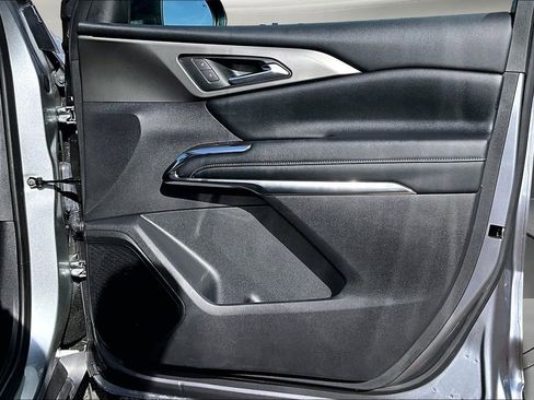 Used 2025 Chevrolet Traverse LT image 27