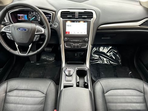 Used 2017 Ford Fusion SE w/ Fusion SE Technology Package image 12