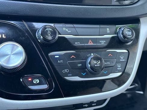 Used 2018 Chrysler Pacifica Touring Plus image 28