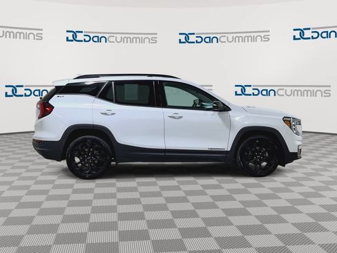 Used 2022 GMC Terrain SLT w/ Infotainment Package II FWD image 2