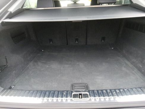 Used 2023 Audi Q8 Premium image 33