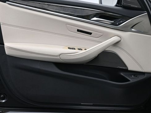 Used 2022 BMW 530i xDrive w/ Premium Package image 9