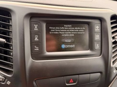 Used 2015 Jeep Cherokee Latitude FWD image 19