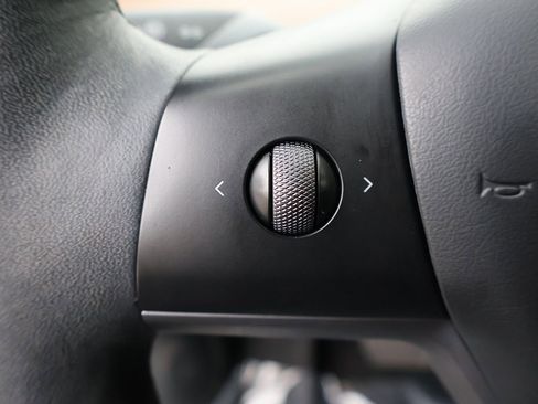 Used 2023 Tesla Model Y Long Range image 41