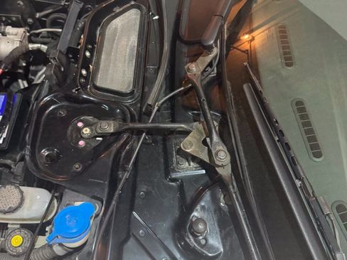 Used 2005 Ford GT RWD image 19