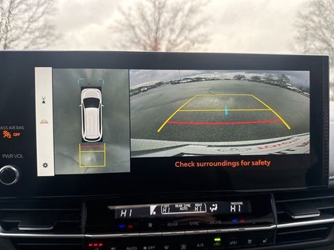 Used 2025 Toyota Sienna Platinum image 33