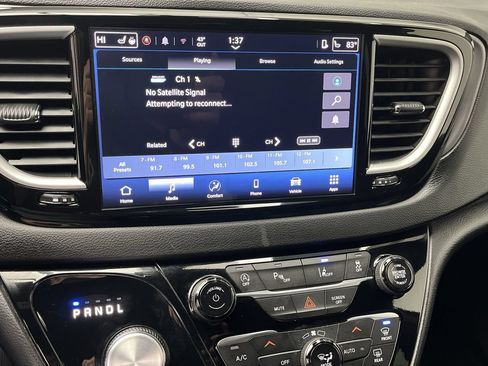 Used 2025 Chrysler Pacifica Select FWD image 18