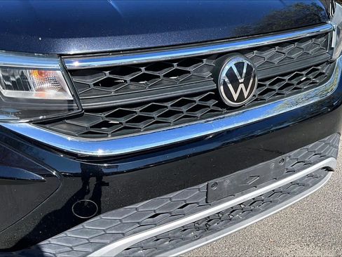 Used 2023 Volkswagen Taos SE w/ Panoramic Sunroof Package image 32