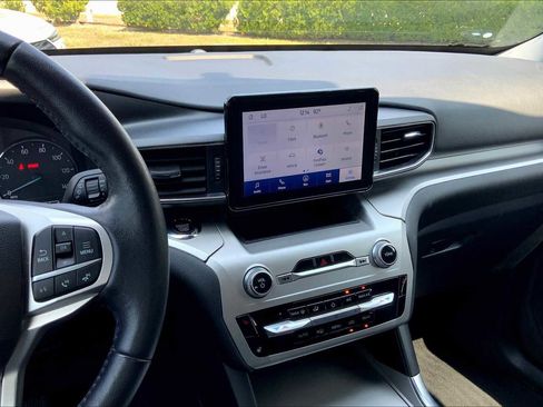 Used 2022 Ford Explorer XLT w/ Equipment Group 202A image 6
