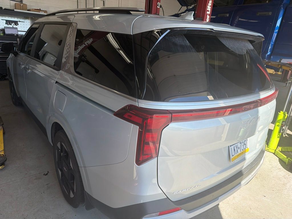 Used 2025 Kia Carnival EX FWD image 3