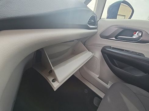 Used 2020 Chrysler Pacifica Touring w/ Advanced Safetytec Group image 20