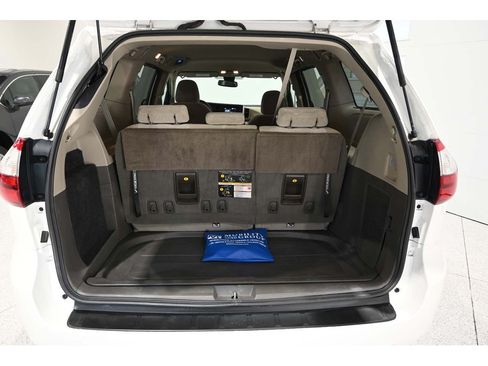 Used 2019 Toyota Sienna LE FWD image 25