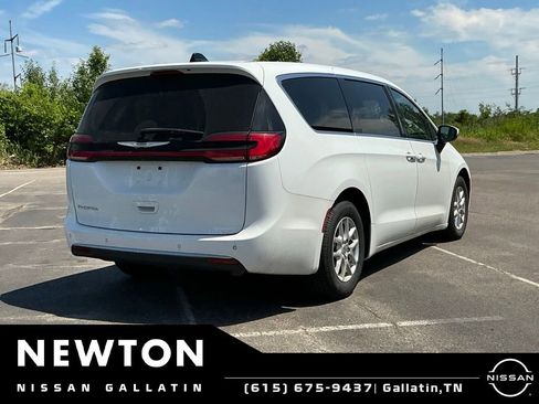 Used 2023 Chrysler Pacifica Touring-L FWD image 7