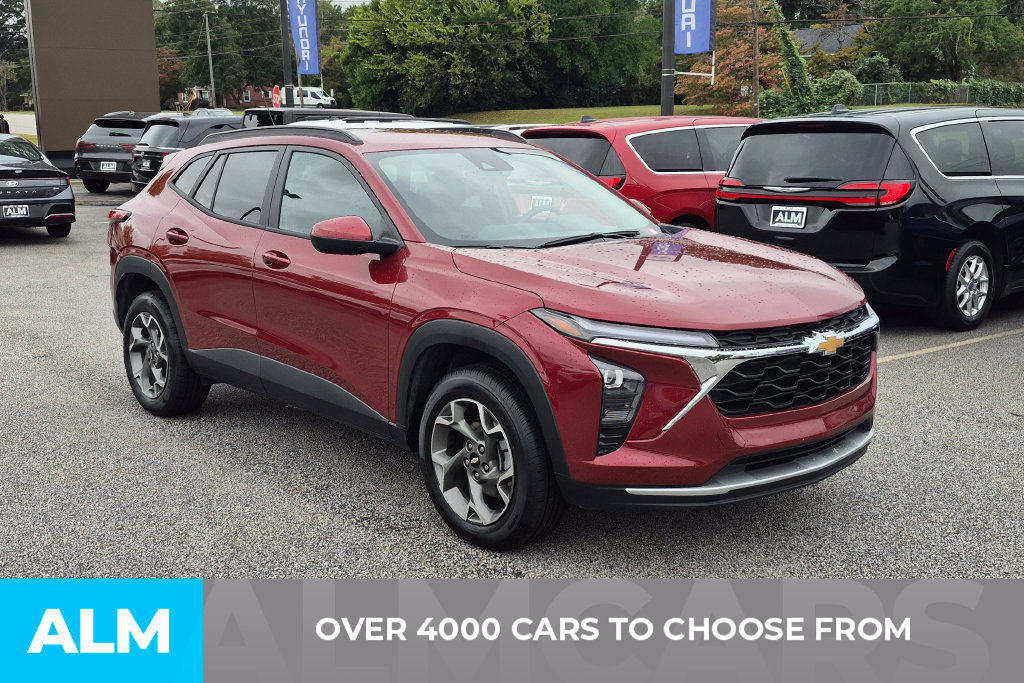 Used 2025 Chevrolet Trax LT FWD image 2