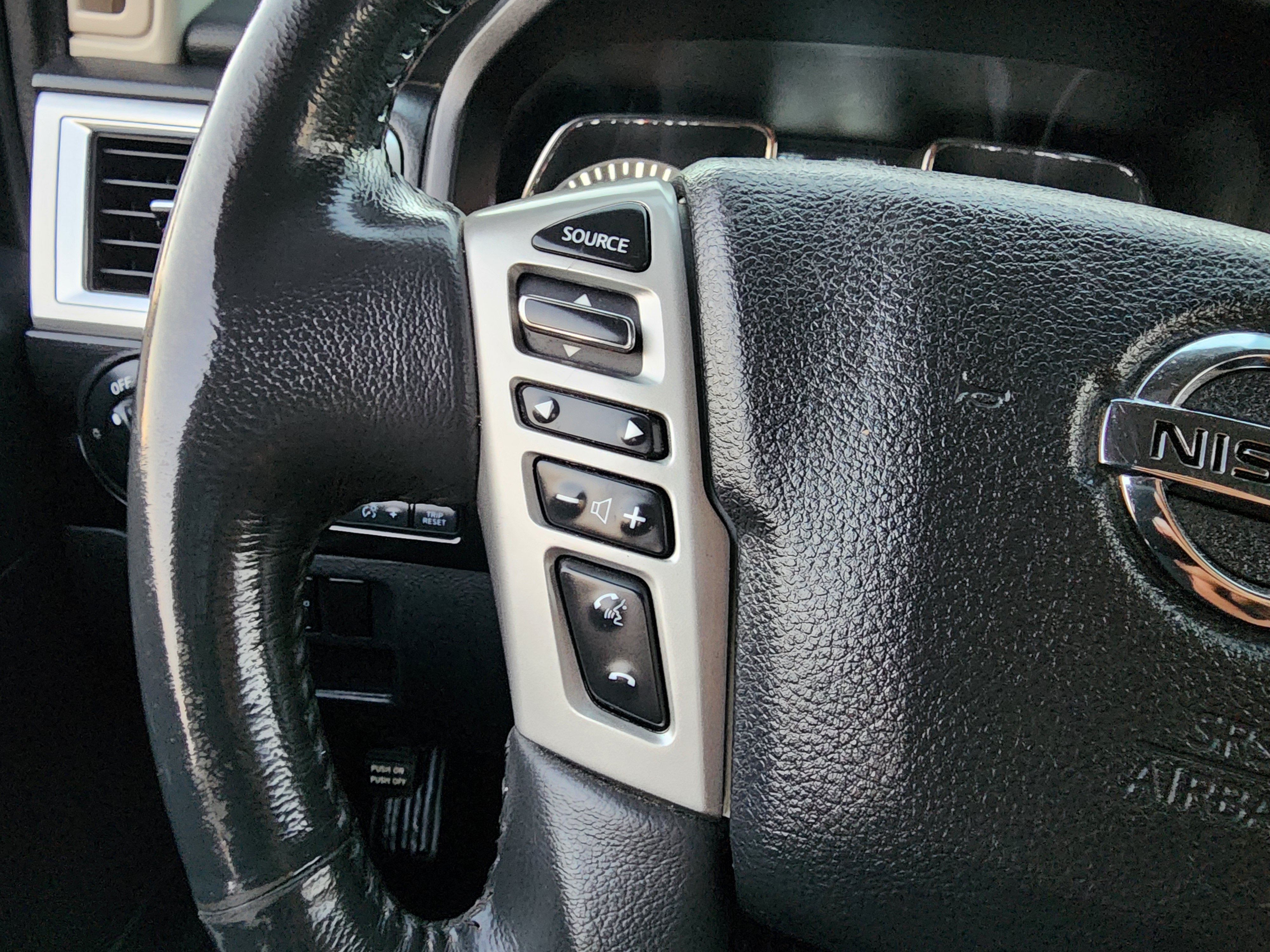 Used 2018 Nissan Titan SV w/ SV Convenience Package AWD/4WD image 30