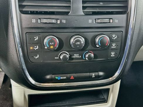 Used 2018 Dodge Grand Caravan SE FWD image 27