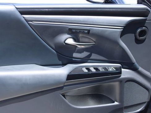 Used 2025 Lexus ES 300h w/ Premium Package FWD image 9