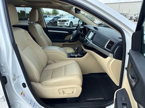Used 2019 Toyota Highlander XLE image 27