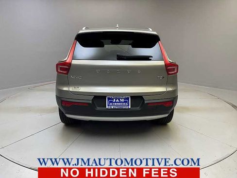 Used 2022 Volvo XC40 T5 Momentum w/ Climate Package image 4