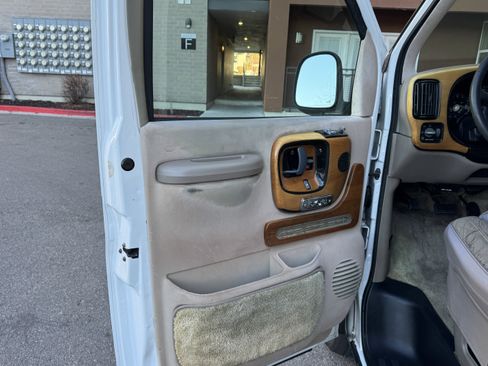 Used 1999 Chevrolet Express 1500 w/ Convenience Pkg image 19