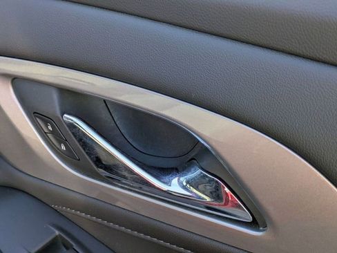 Used 2022 Chevrolet Traverse LT image 39