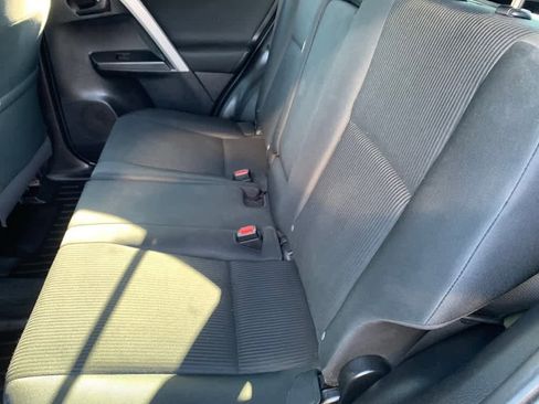 Used 2018 Toyota RAV4 LE AWD/4WD image 18