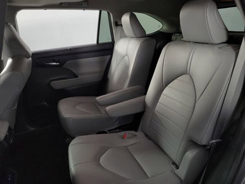 Used 2022 Toyota Highlander XLE AWD/4WD image 17