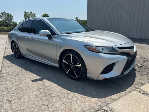 Used 2018 Toyota Camry XSE FWD image 3
