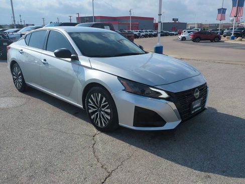 Used 2024 Nissan Altima 2.5 SV image 2
