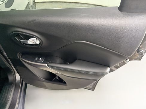 Used 2019 Jeep Cherokee Latitude Plus w/ Cold Weather Group AWD/4WD image 28